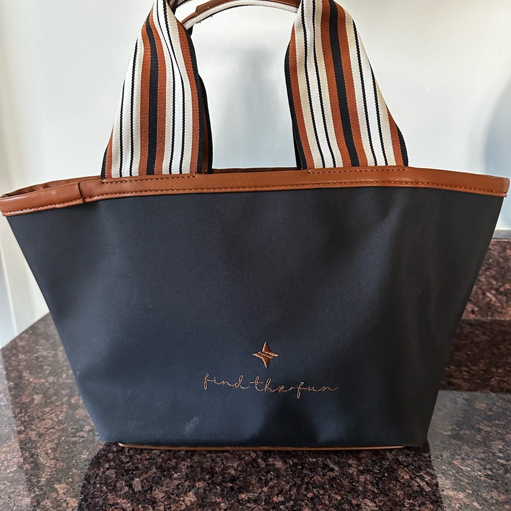 NWOT Tuckernuck Black Nylon and Leather Handbag - Picture 4 of 5